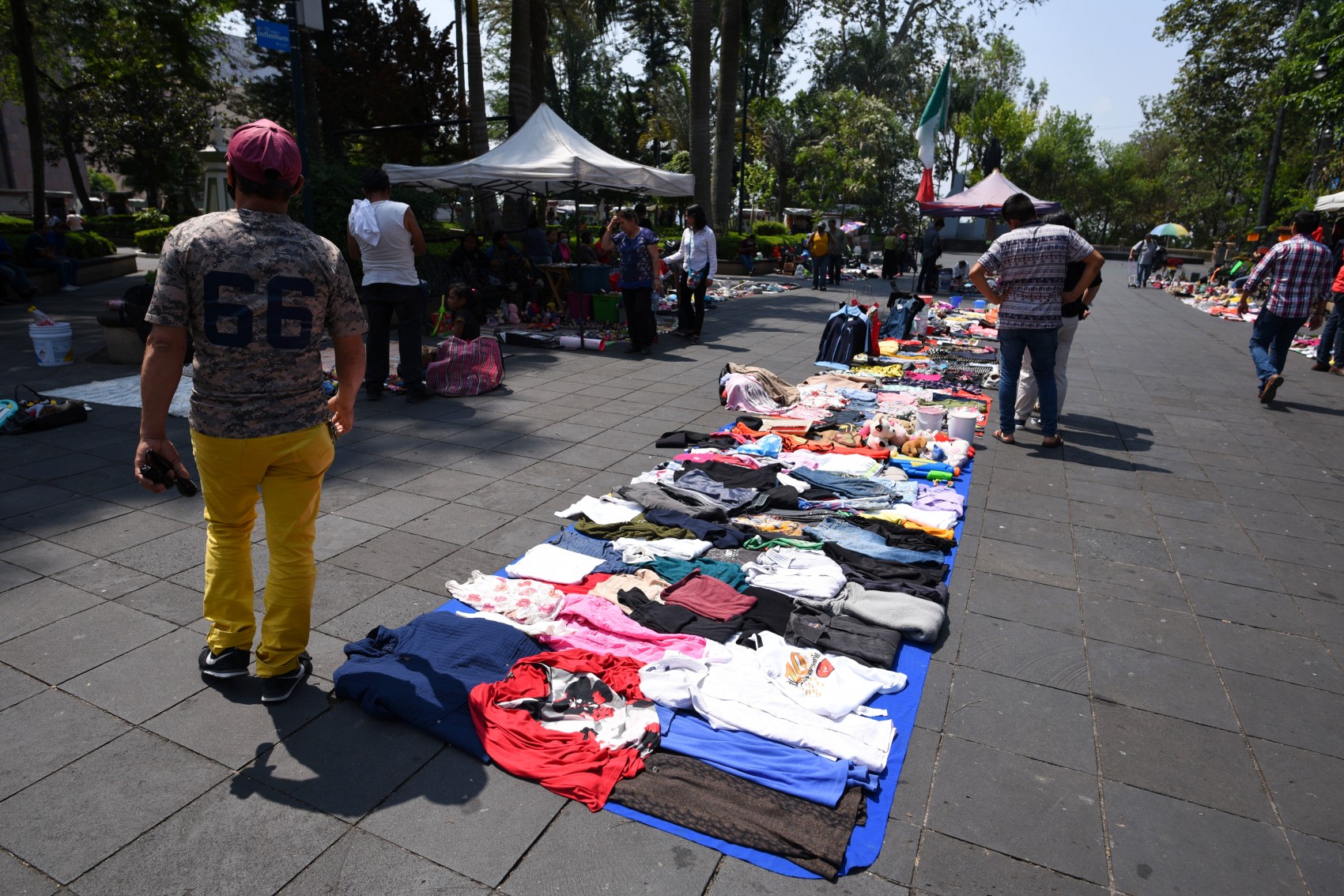 Tianguistas siguen instalados en el Parque Juárez, pese a contingencia sanitaria