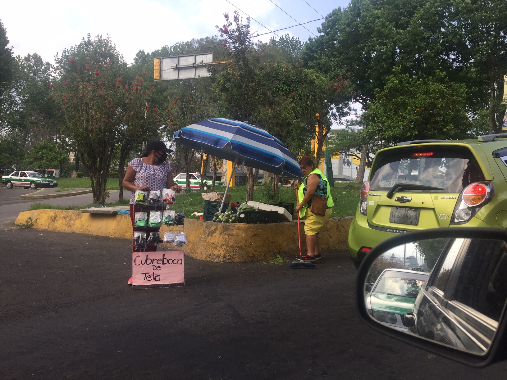 En el primer día de la Fase 3, comerciantes salen a las calles a ganarse la vida