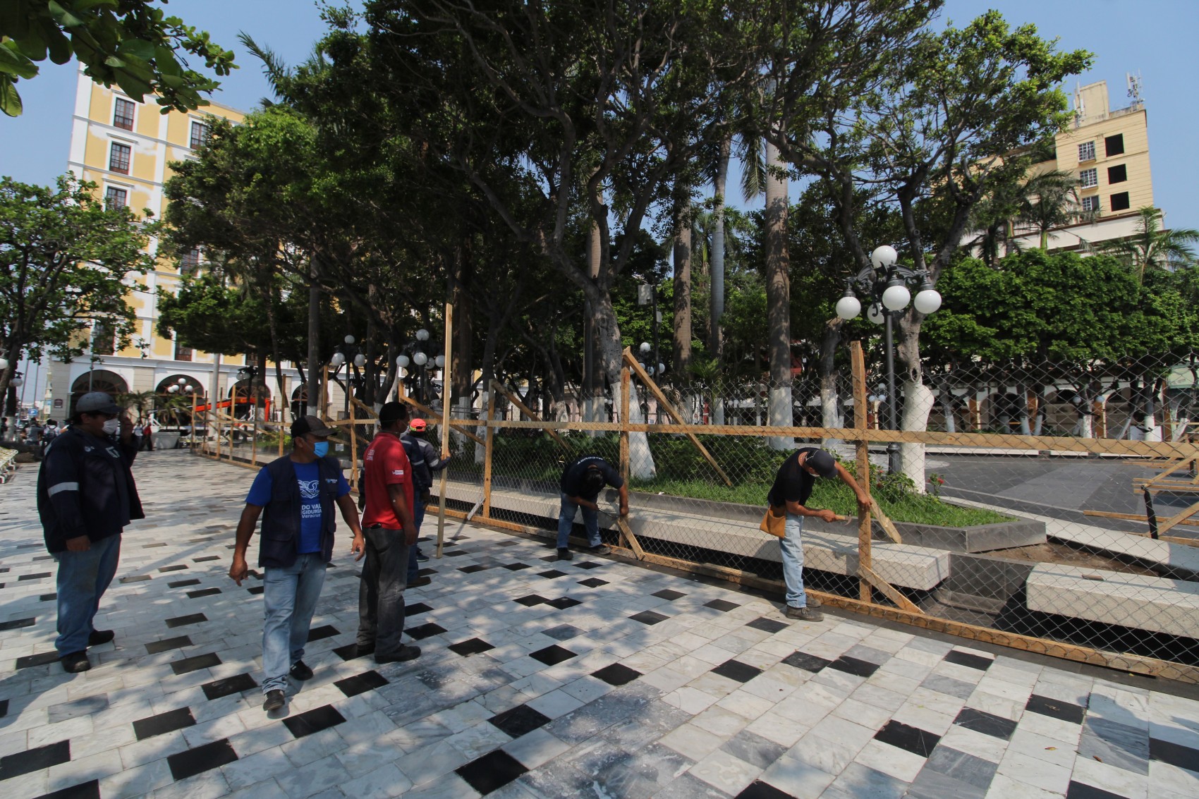 Cercan con malla ciclónica el zócalo de Veracruz para evitar reuniones de porteños