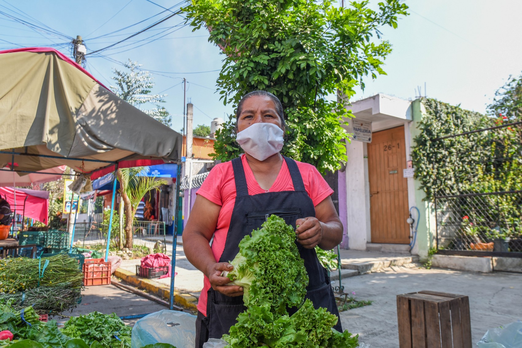 Continúa la entrega de cubrebocas en tianguis de Xalapa