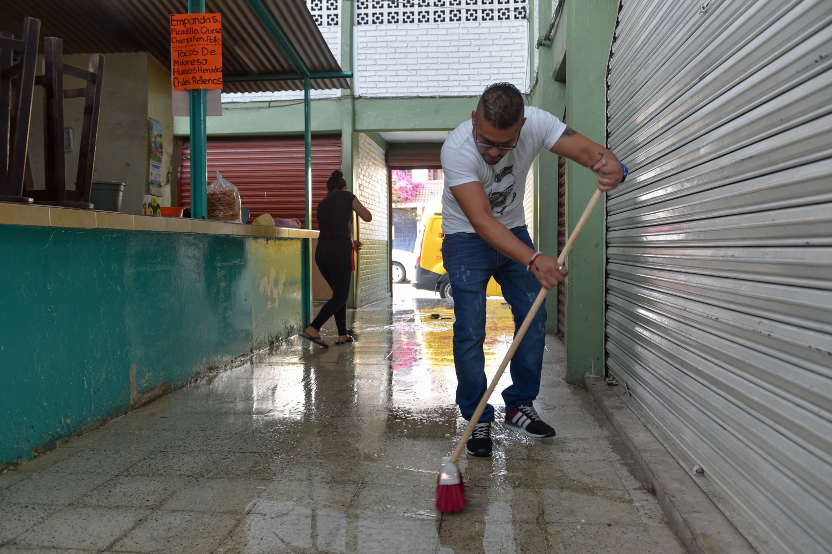 Realizan jornada de limpieza  en el mercado Rendón