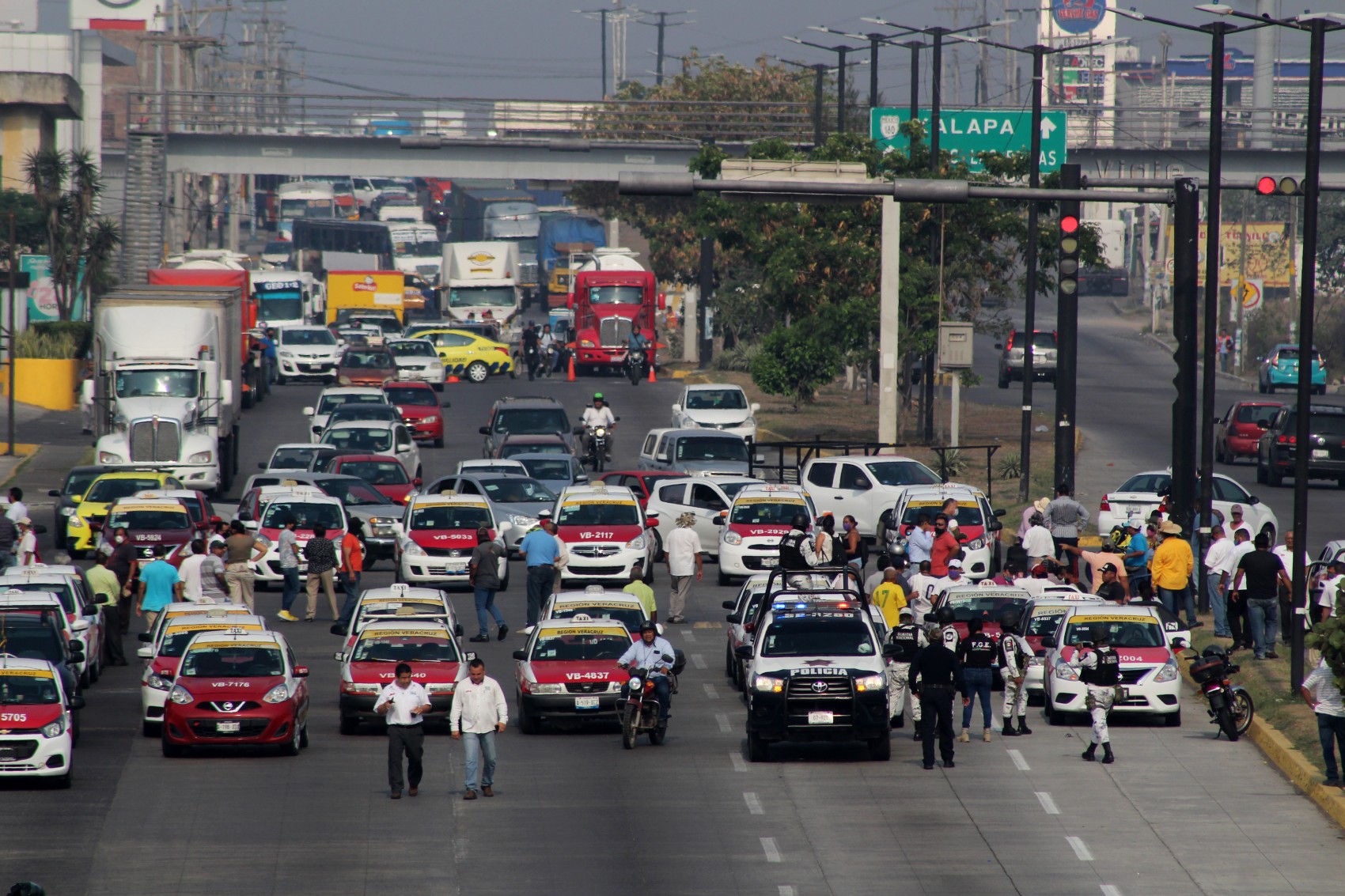 Taxistas liberan acceso a Veracruz, tras casi 7 horas de bloqueo