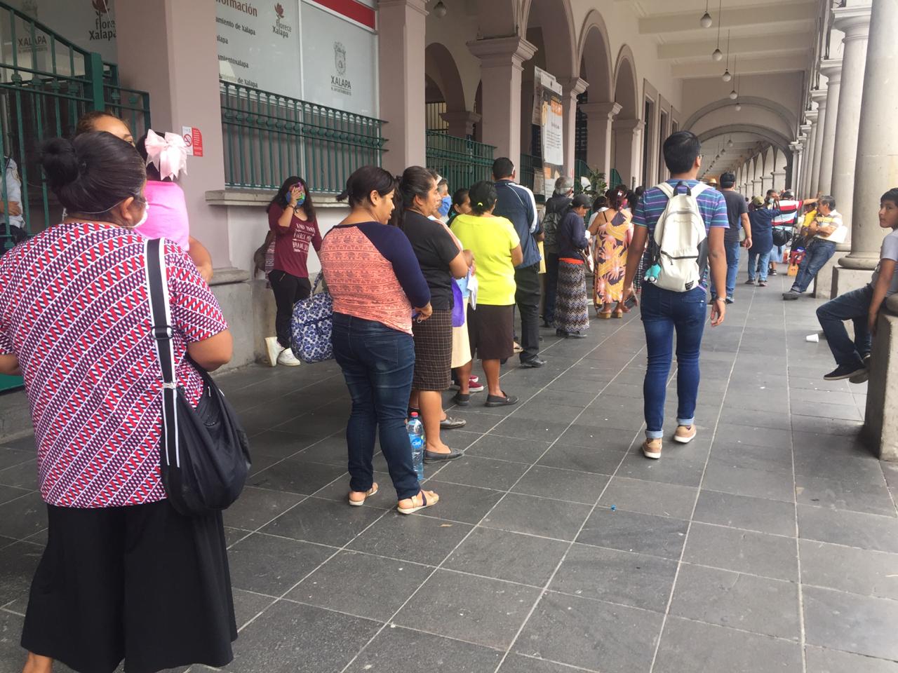 Ciudadanos abarrotan este lunes el centro histórico de Xalapa