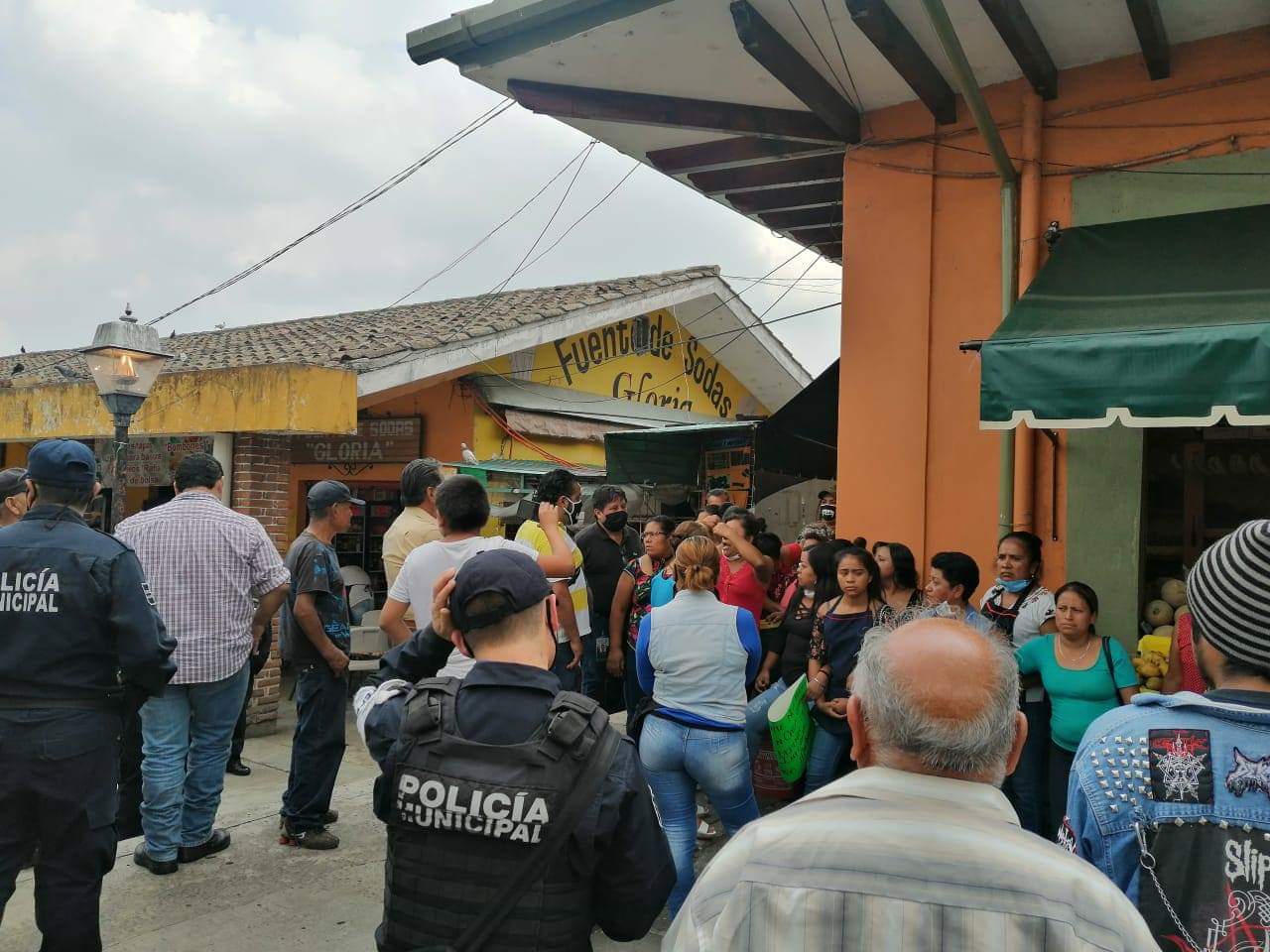 Retiran a comerciantes de calles de Coatepec