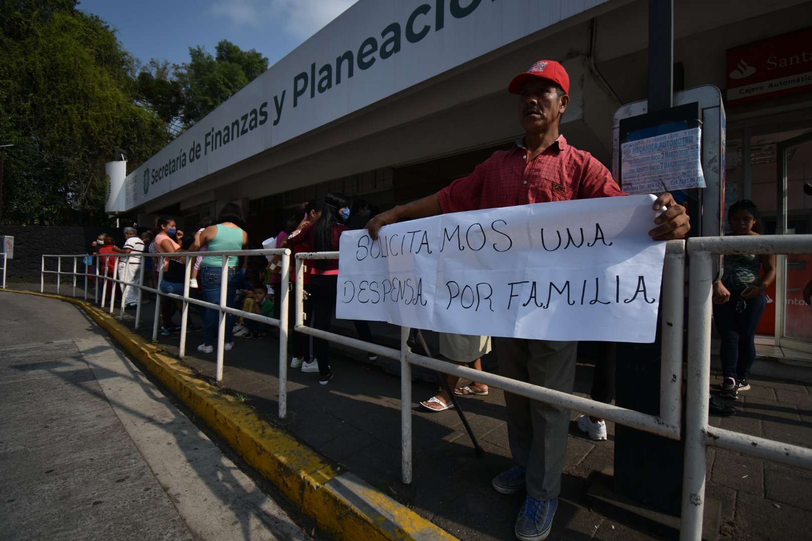 Colonos bloquean Lázaro Cárdenas en demanda de apoyos para mantener cuarentena