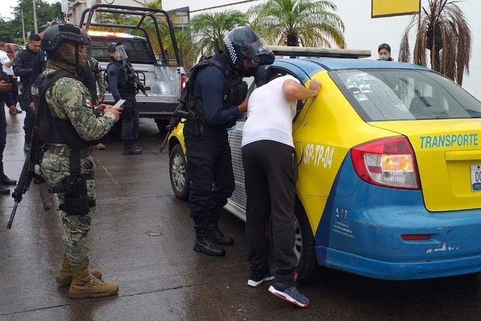 Joven mujer intenta suicidarse arrojándose del puente Miguel Alemán