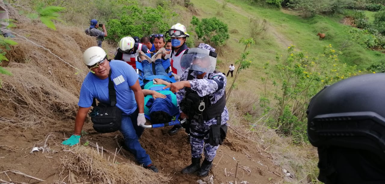 Joven salva la vida tras  caer a un barranco en Río Medio