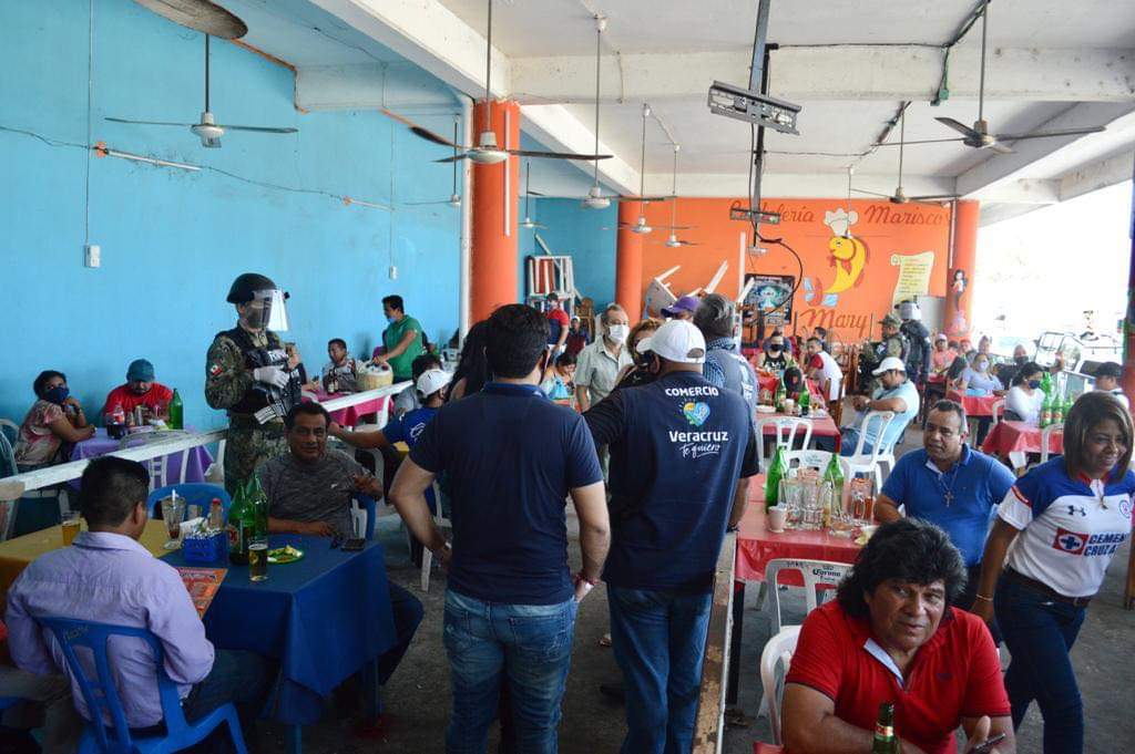 Clausuran restaurantes de la plaza del Mar en Veracruz puerto por no respetar medidas sanitarias