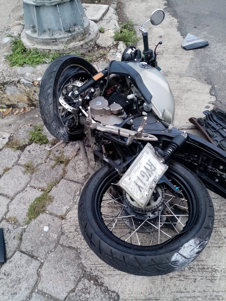 Motociclista resulta con pierna amputada al chocar de frente contra auto en Yanga