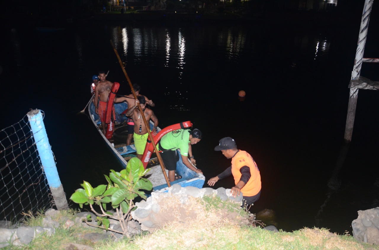 Rescatan cuerpo de joven madre ahogada en la laguna de Alvarado