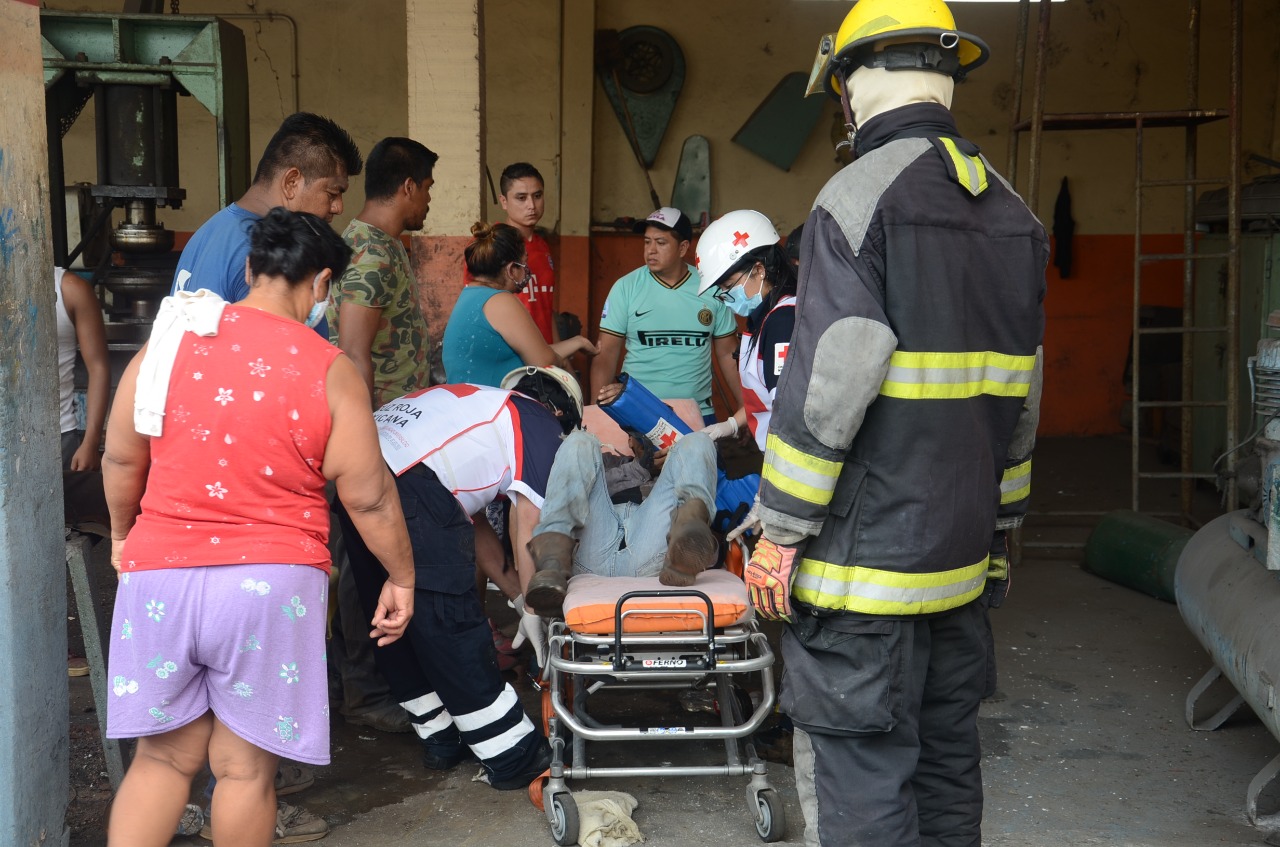 Obrero lesionado al explotarle tanque de gas en Veracruz