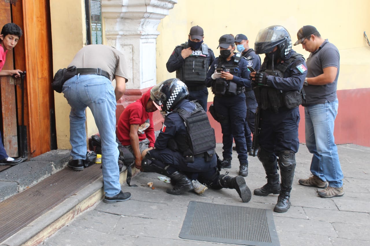 Atienden en las escalinatas de  Catedral a hombre herido de bala