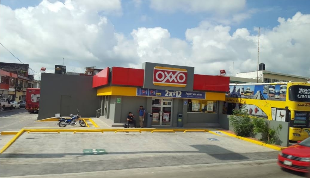 Solitario delincuente asalta OXXO en Córdoba