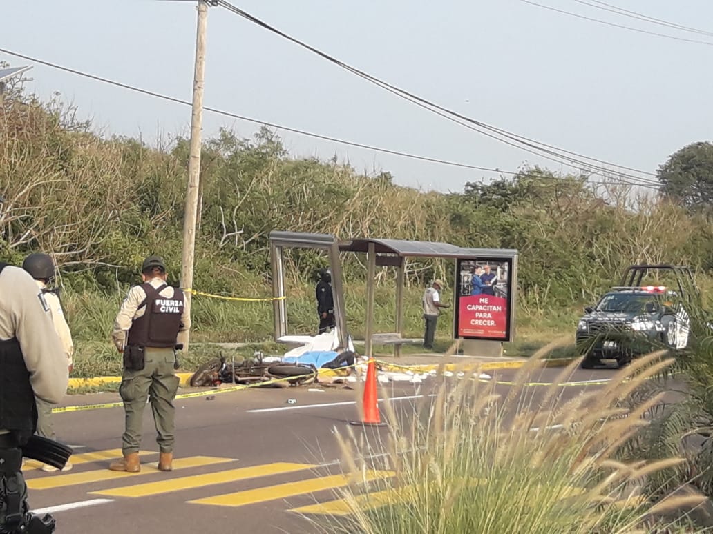 Moto-tortillero muere al estrellarse  contra parabús y poste en Boca del Río