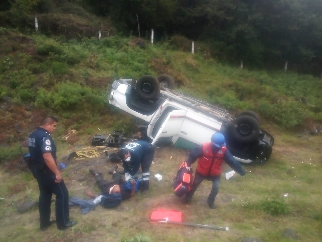 Volcadura deja tres heridos en Xalapa