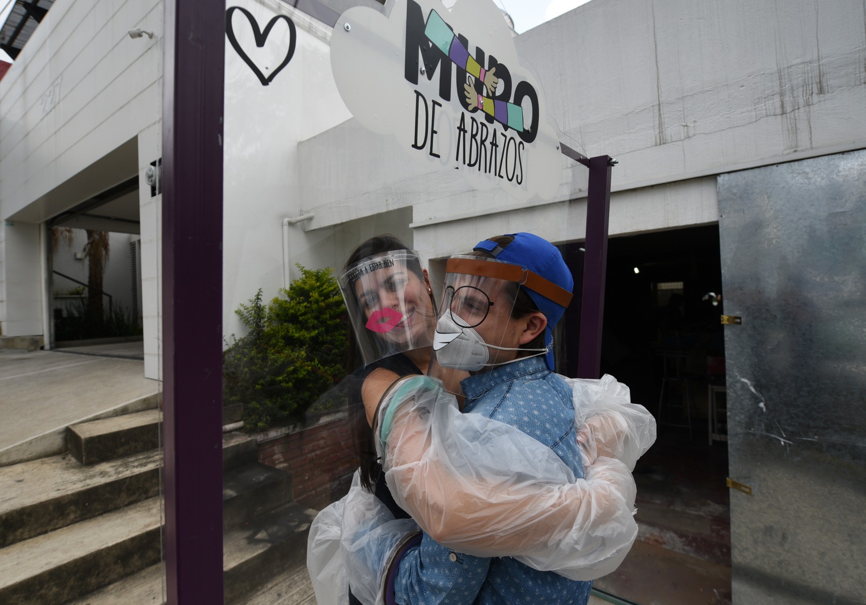 El muro de los abrazos, un idea de amor en medio del Covid-19