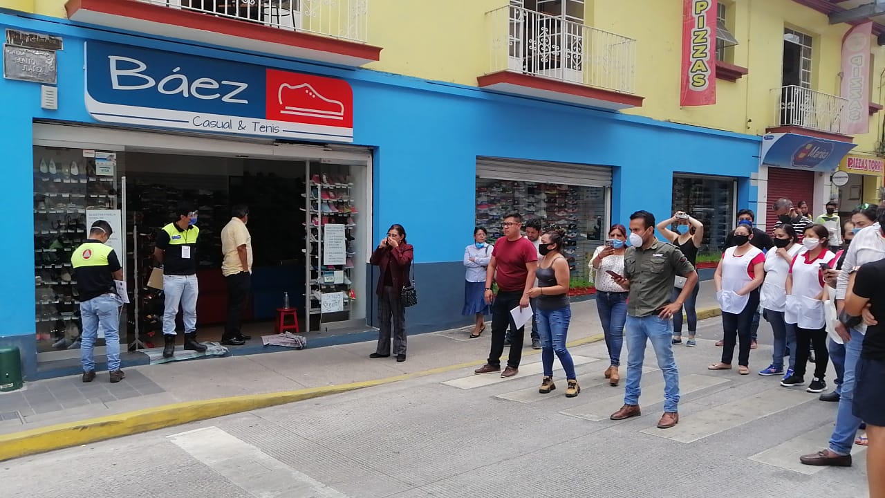 Comerciantes forman valla e impiden cierre de zapatería