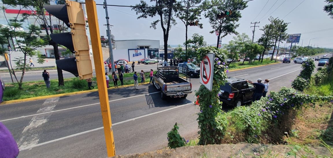 Comerciantes de Las Trancas bloquean carretera a Veracruz