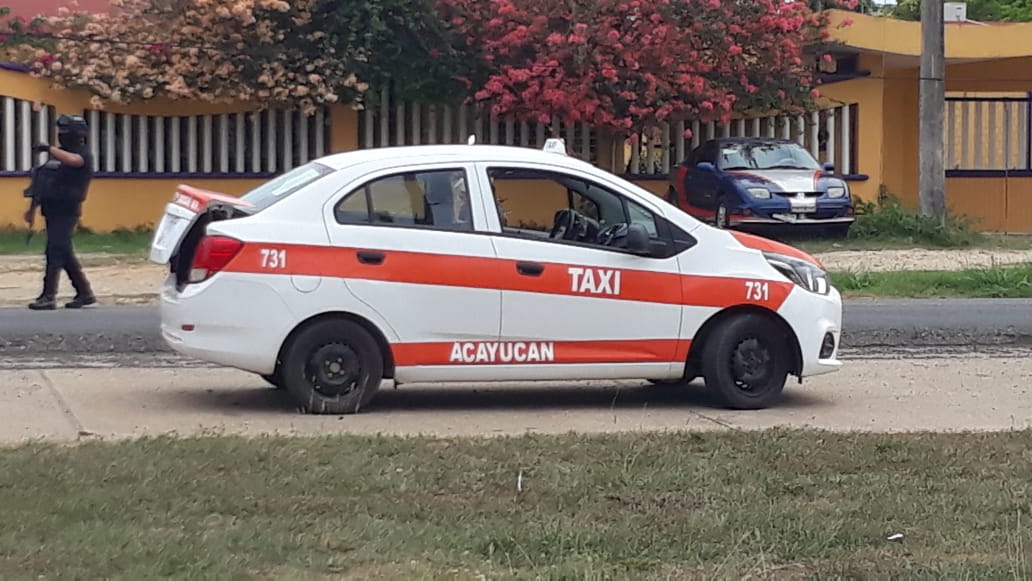 Abandonan cuerpo desmembrado en  taxi frente a oficinas de SSP en Acayucan
