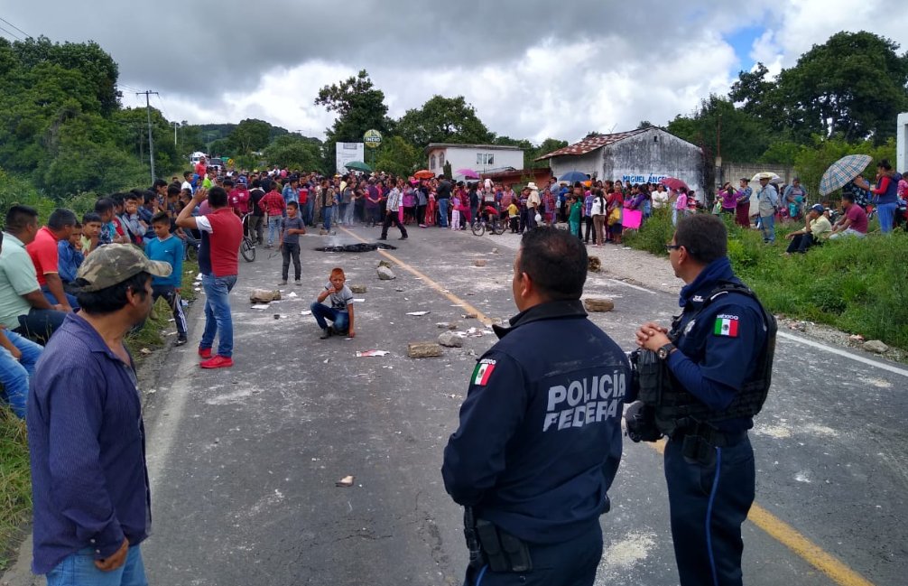 Bloquean la carretera federal Teziutlán-Perote; exigen apoyos al alcalde de Jalacingo