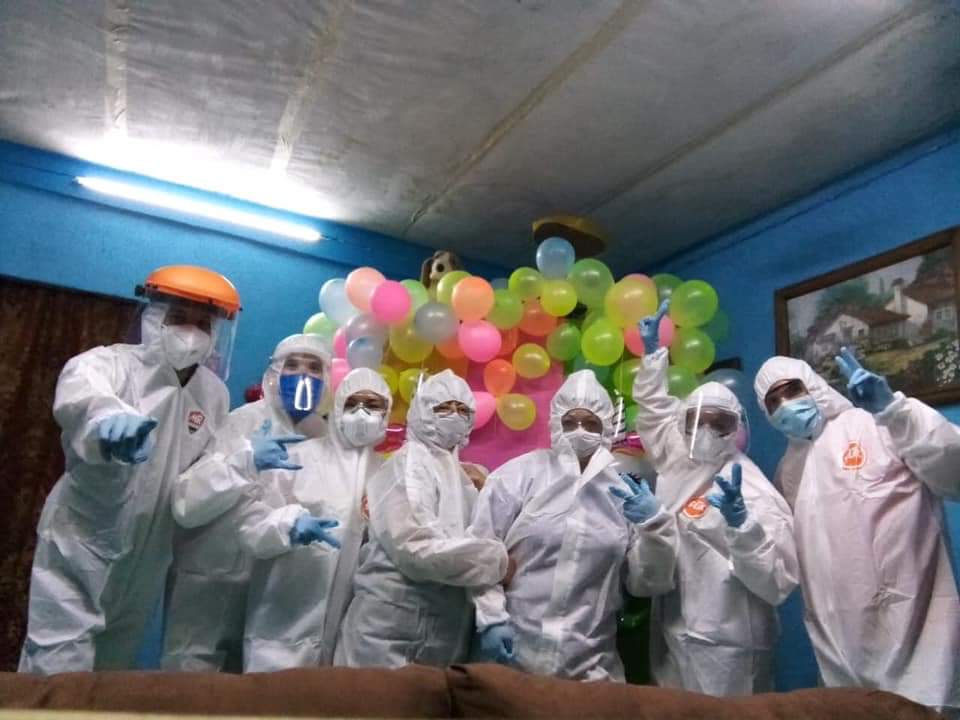 Cesan a 4 trabajadores del CAE por usar equipo de protección Covid en fiesta