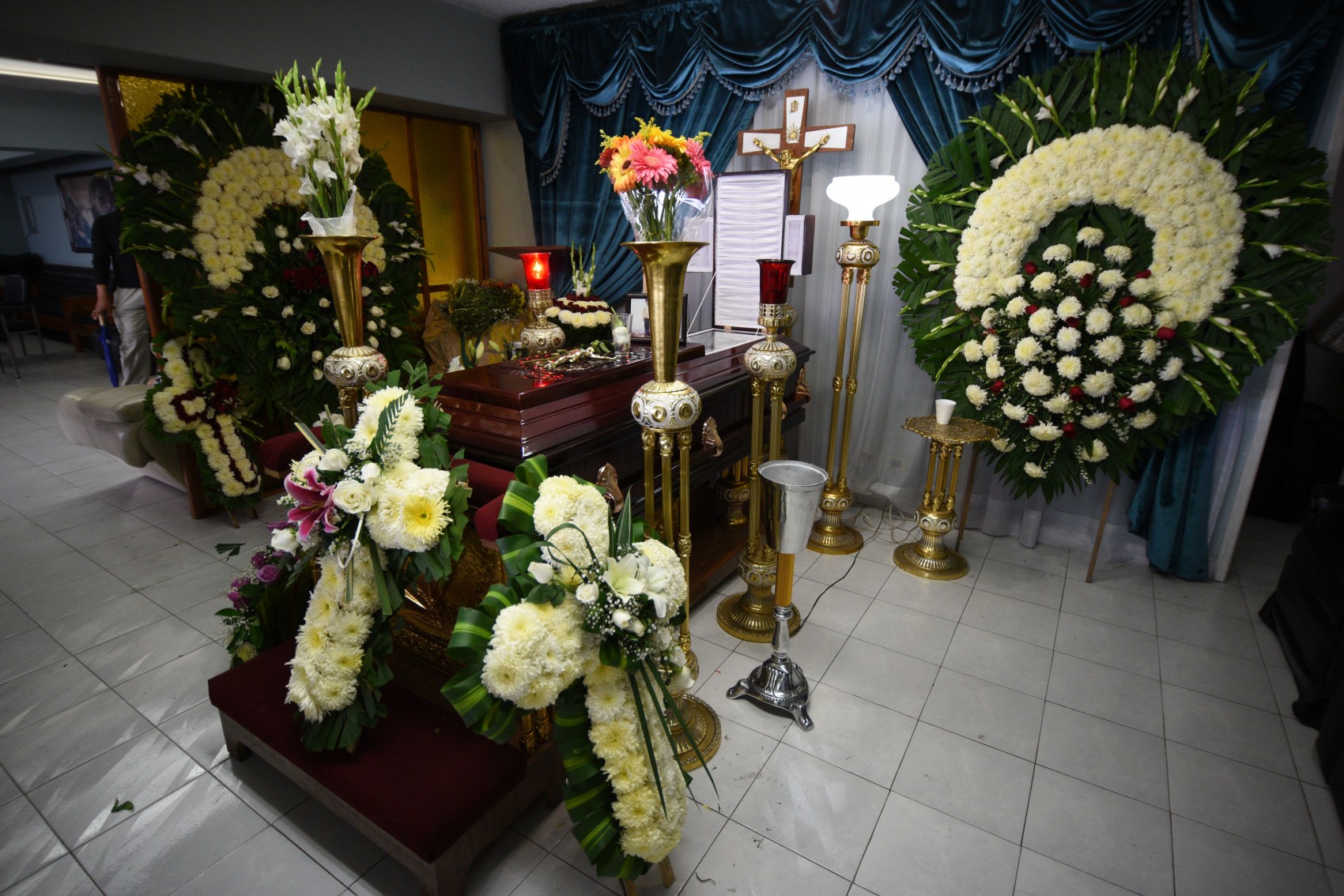 Con sirenas encendidas despiden a paramédico