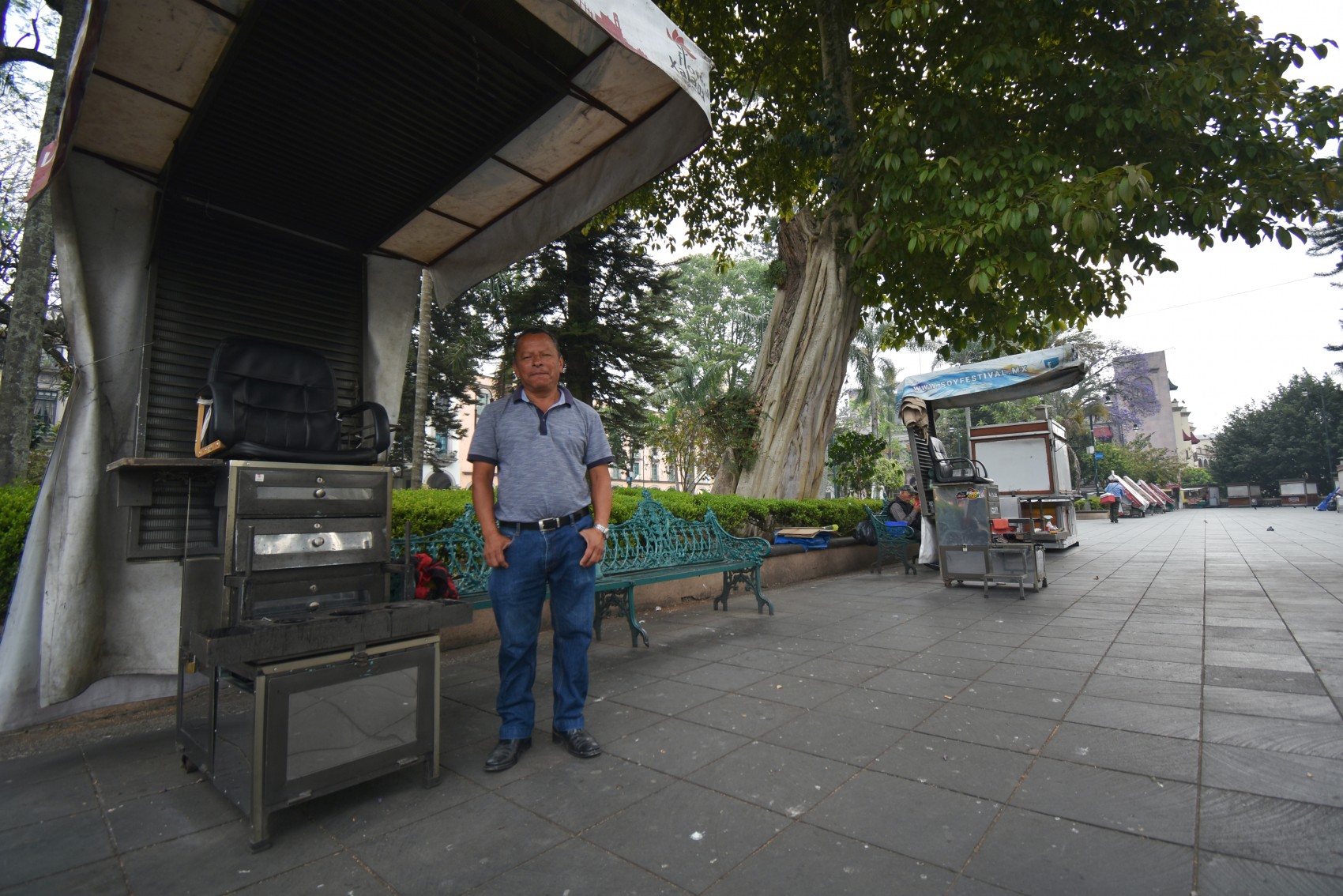 Los boleros del parque Juárez que en su mayoría rebasan los 50 años se quedaron esperando tanto clientes como despensas o ayuda del gobierno. Al inicio de la cuarentena vieron reducción en la clientela, hasta que fueron desalojados