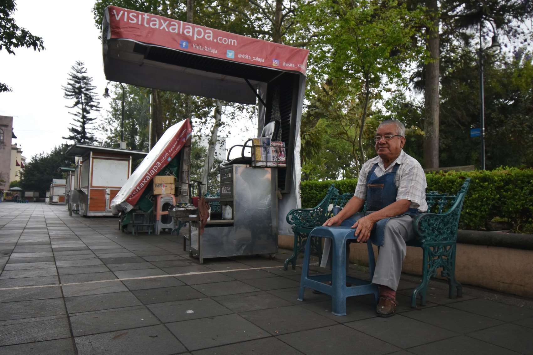Los boleros del parque Juárez que en su mayoría rebasan los 50 años se quedaron esperando tanto clientes como despensas o ayuda del gobierno. Al inicio de la cuarentena vieron reducción en la clientela, hasta que fueron desalojados