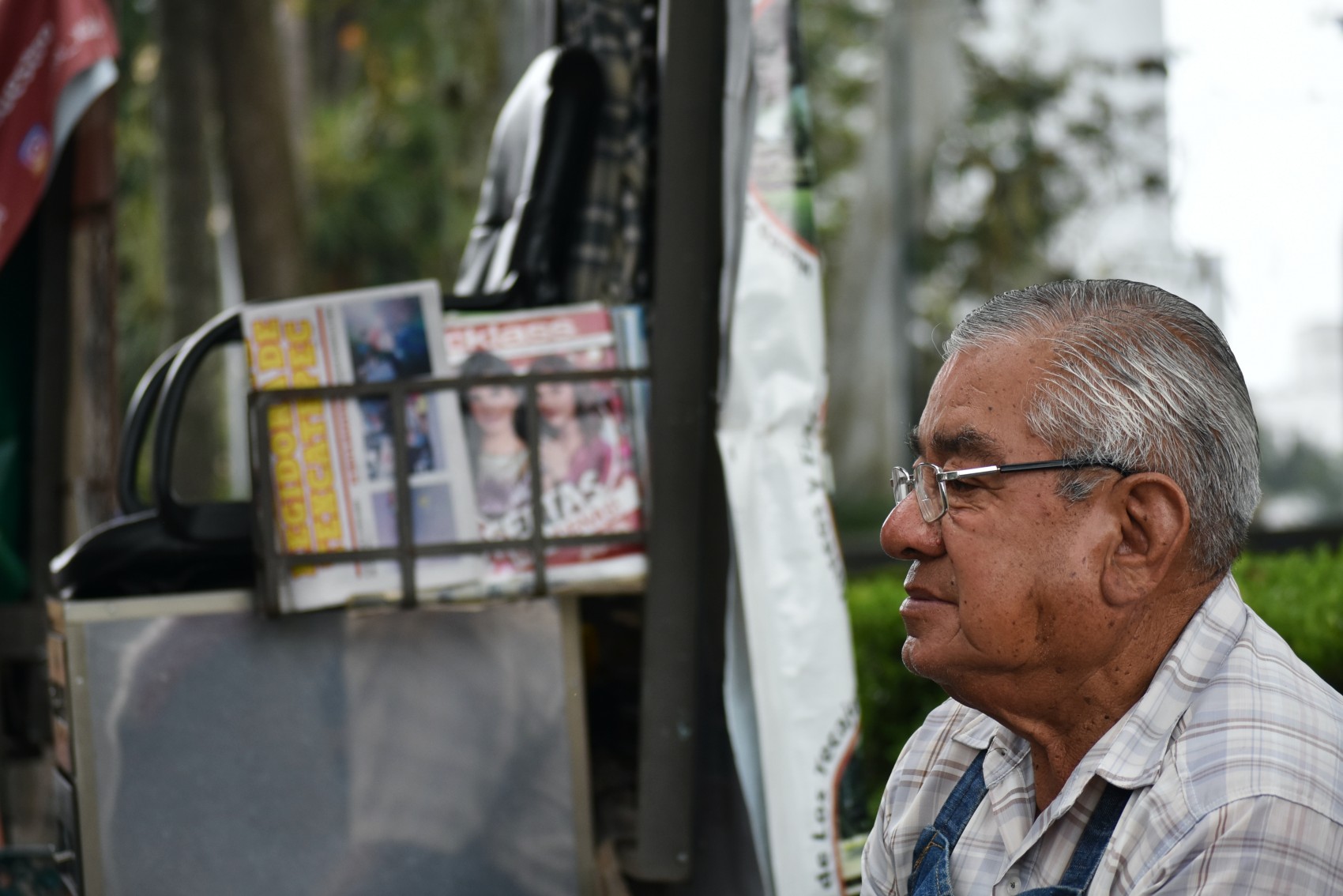 Los boleros del parque Juárez que en su mayoría rebasan los 50 años se quedaron esperando tanto clientes como despensas o ayuda del gobierno. Al inicio de la cuarentena vieron reducción en la clientela, hasta que fueron desalojados
