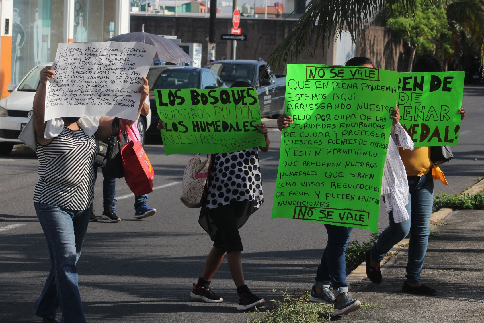 Protestan contra la PMA por supuesta omisión a denuncias por relleno de humedal y laguna en Veracruz
