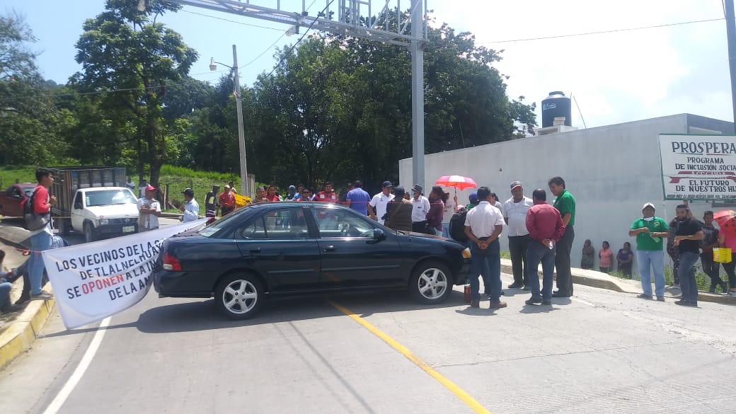Con bloqueo, vecinos de Tlalnelhuayocan piden cancelar instalación de antena de telefonía