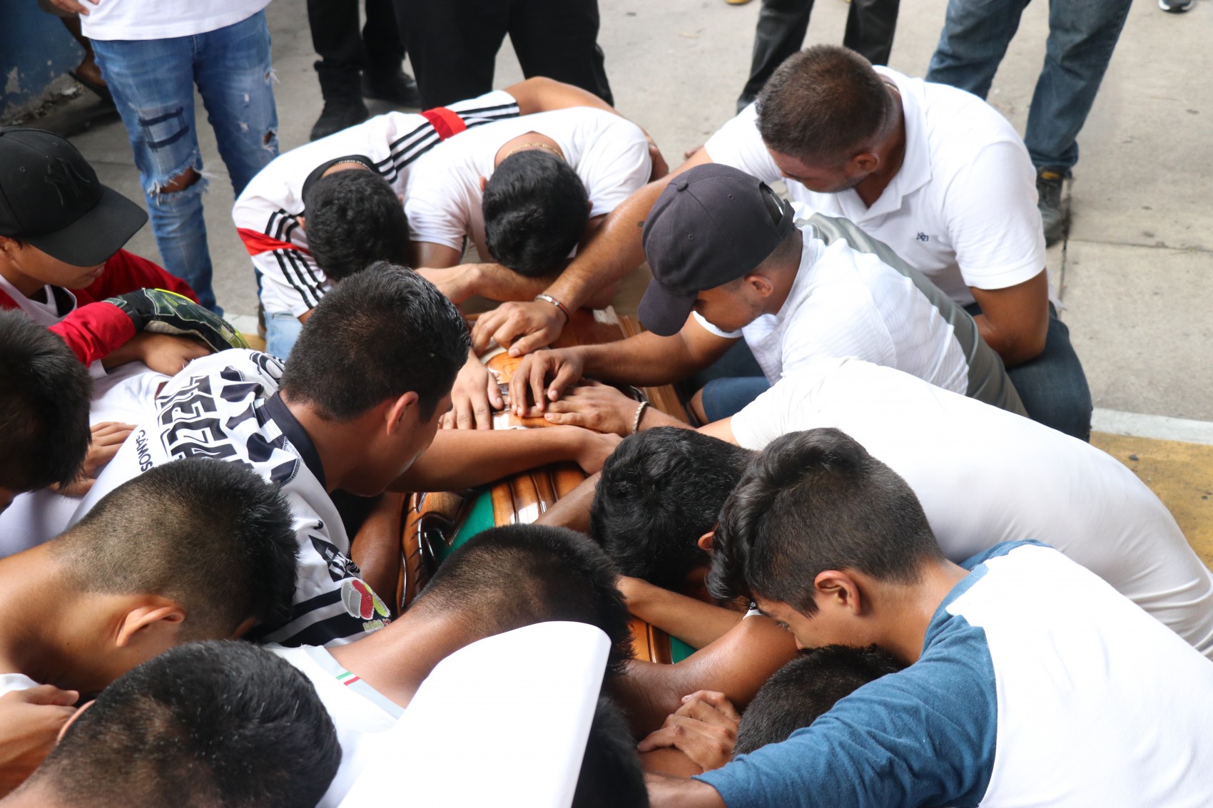 El joven de 16 años de edad, Alexander, asesinado por un policía municipal de Acatlán de Pérez Figueroa en Oaxaca, fue sepultado en el panteón de dicha localidad