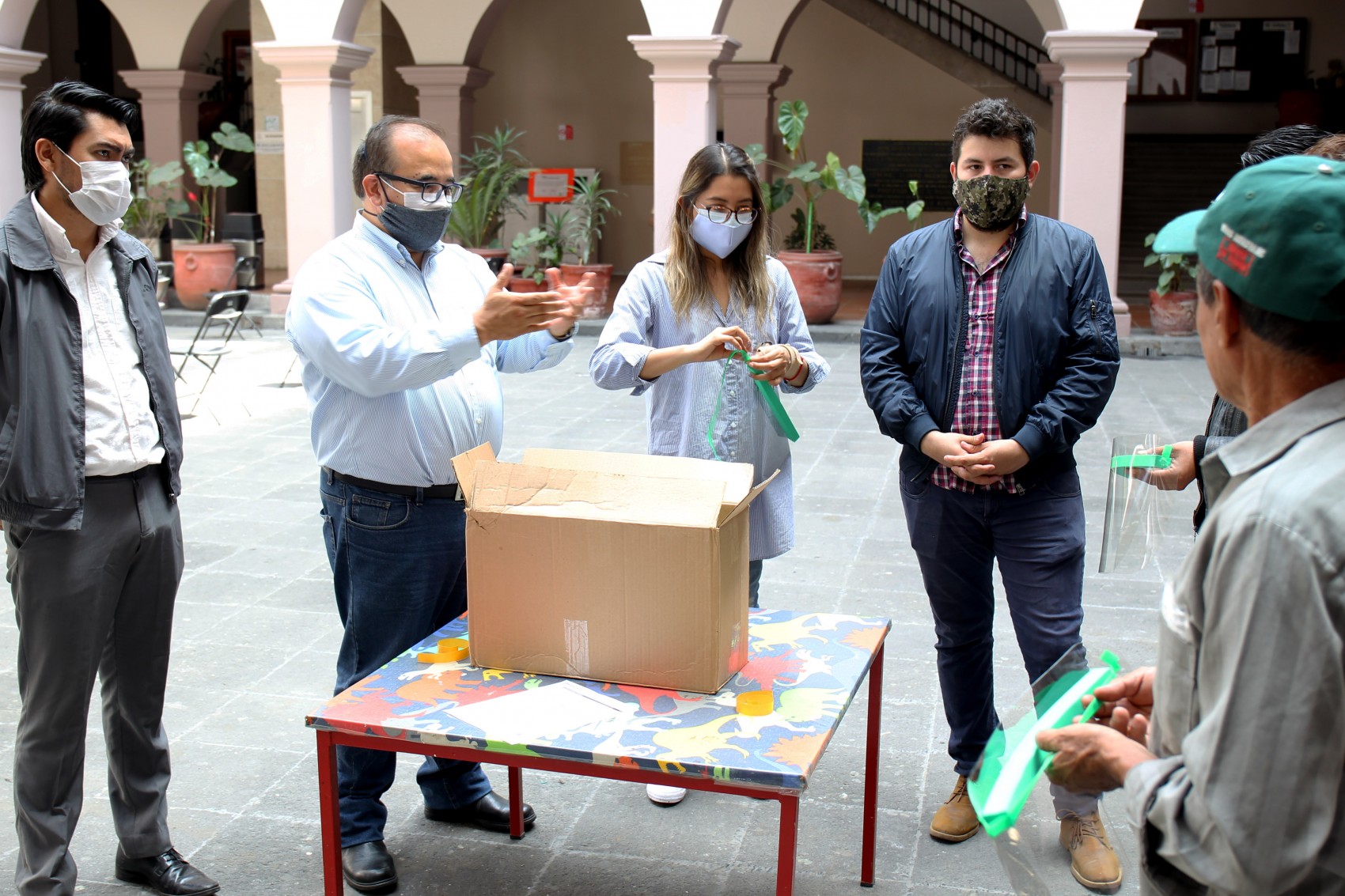 Comerciantes xalapeños reciben equipo de protección sanitaria contra el Covid-19