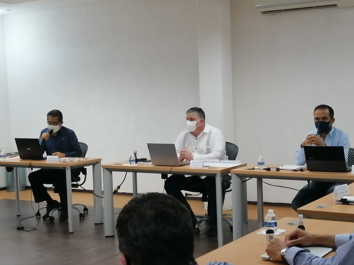 Empresarios reconocen a seis elementos de la SSP y Policía Naval por su labor