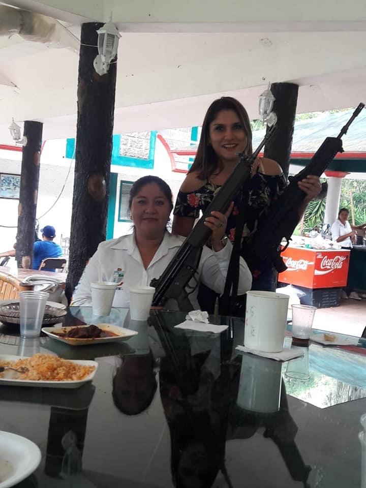 Secretaria del ayuntamiento de Teocelo posa con armas