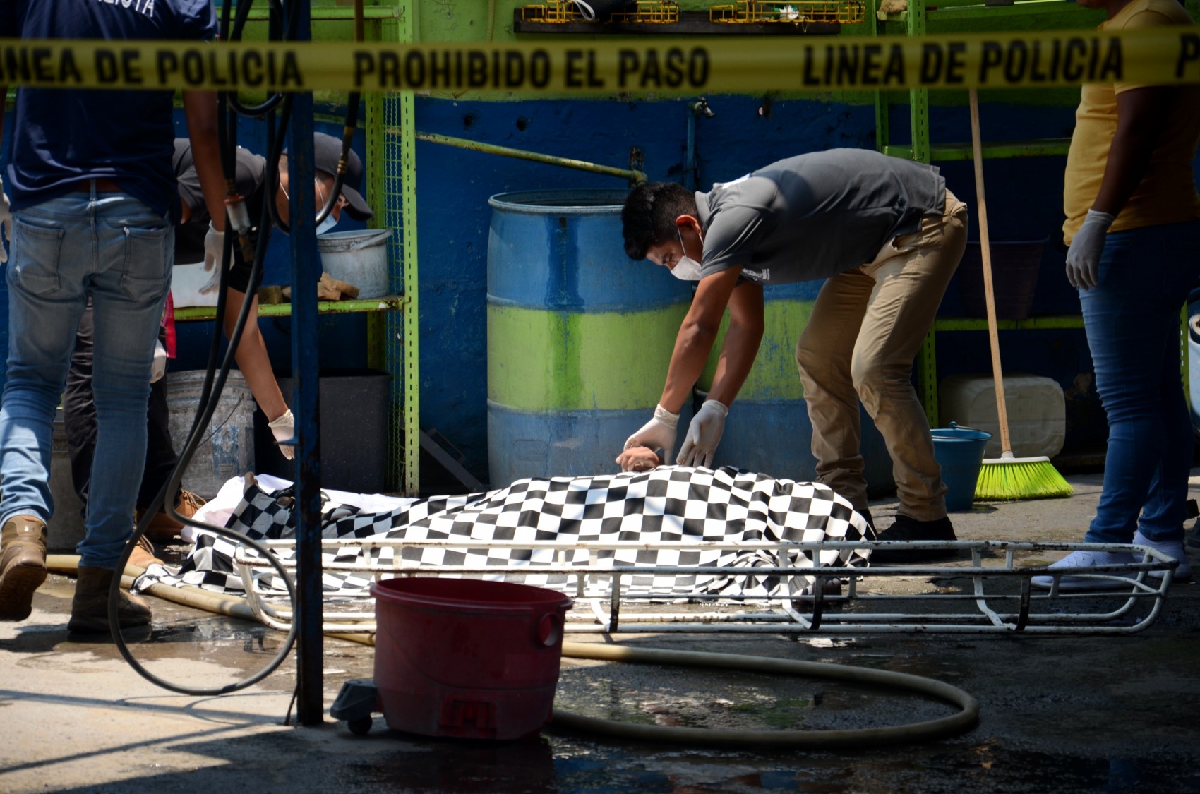 Hombre muere electrocutado en auto lavado de Boca del Río