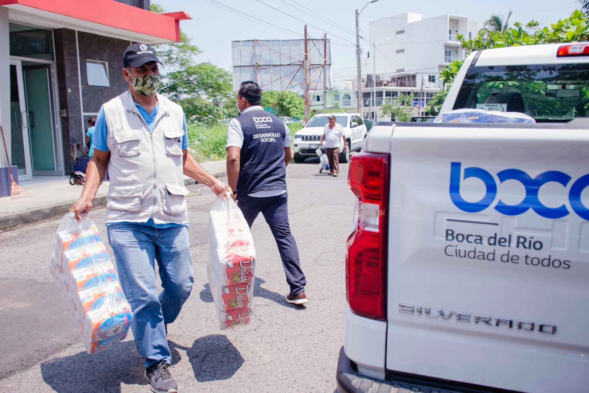 Colegio de Contadores dona despensas para familias vulnerables de Boca del Río