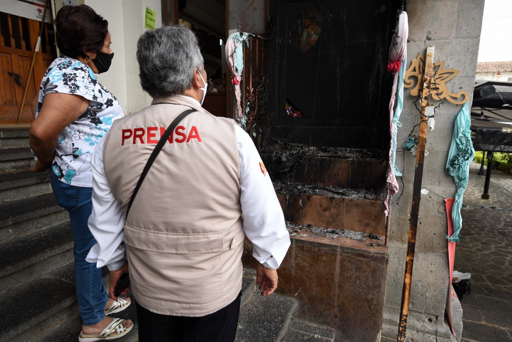 Encapuchados incendian Virgen en mercado de San José