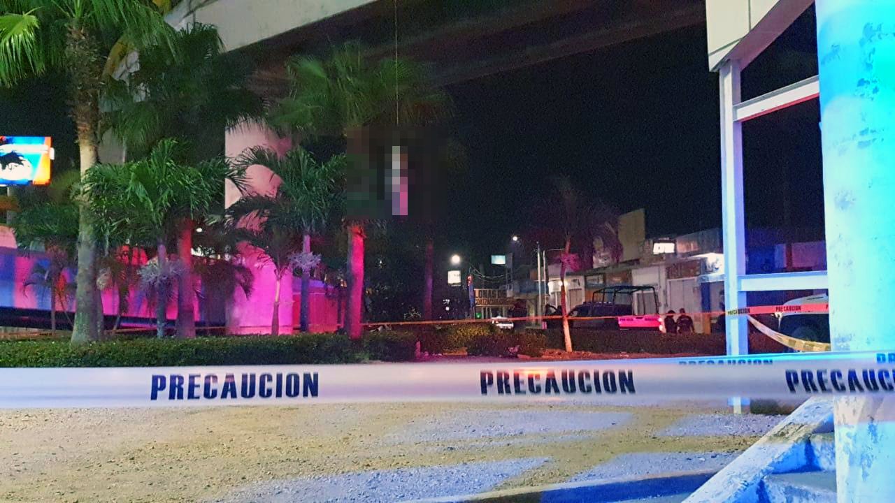 Cuelgan cadáver frente a la Policía Federal en Coatzacoalcos