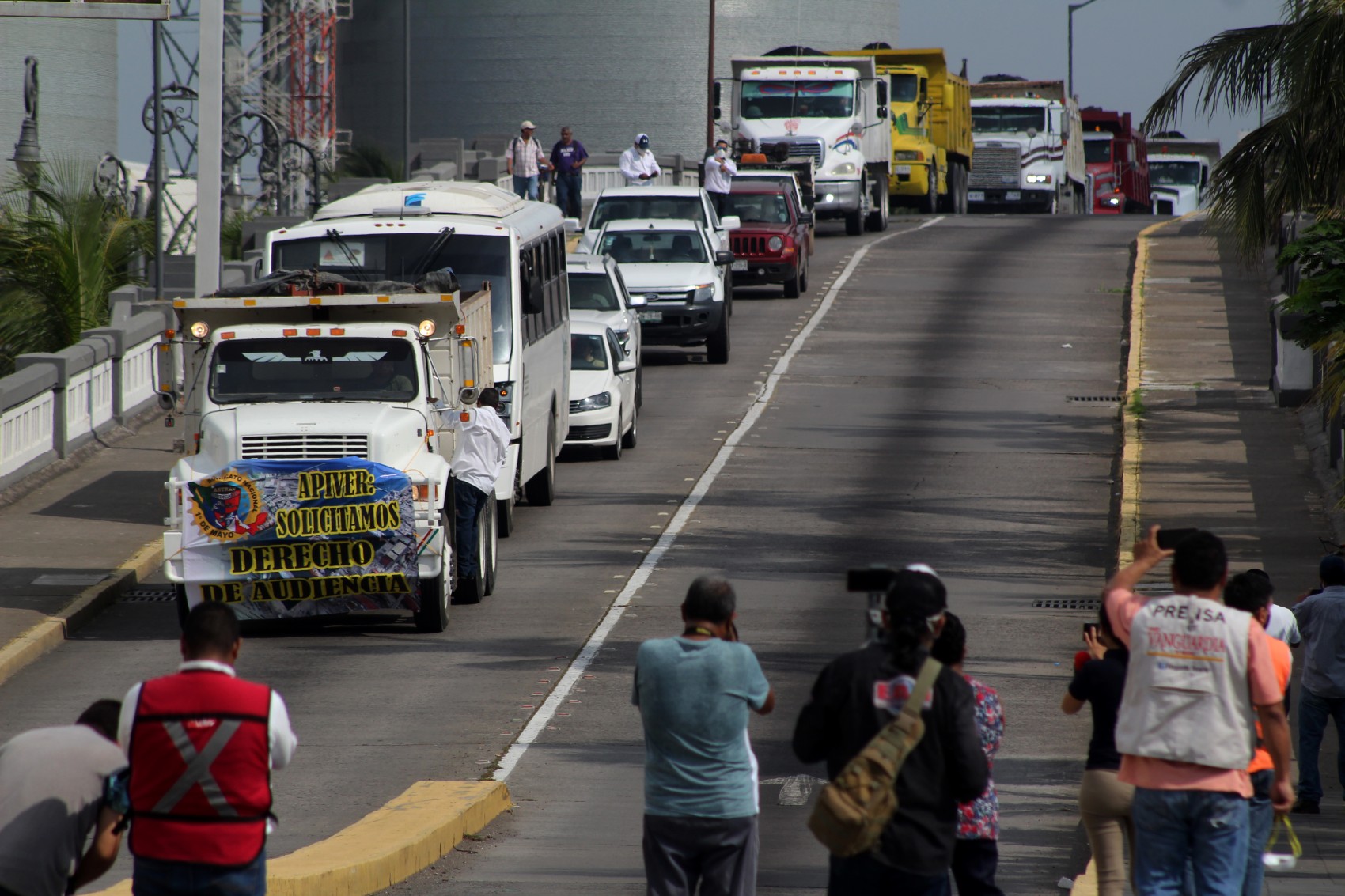 Transportistas se manifiestan para exigir contratos de obra a Apiver