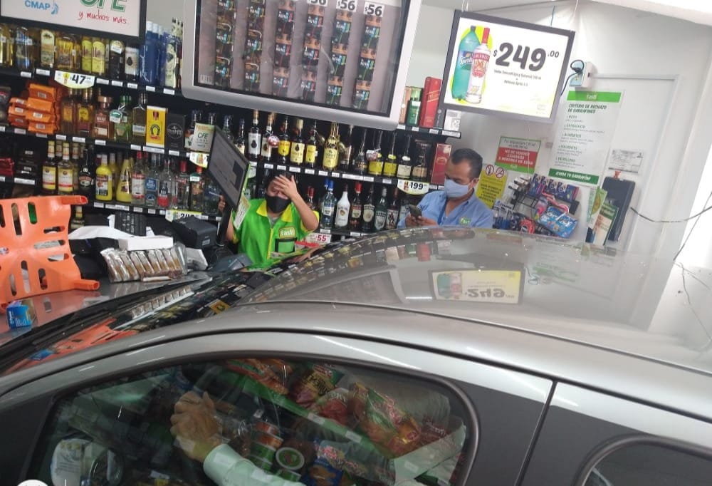 Auto se mete a tienda Fasti en Coapexpan