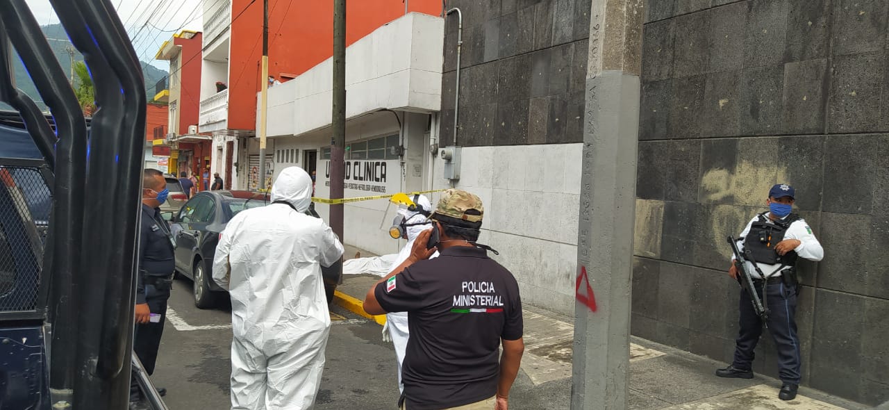 Adulto mayor muere en la vía pública al salir de consulta médica