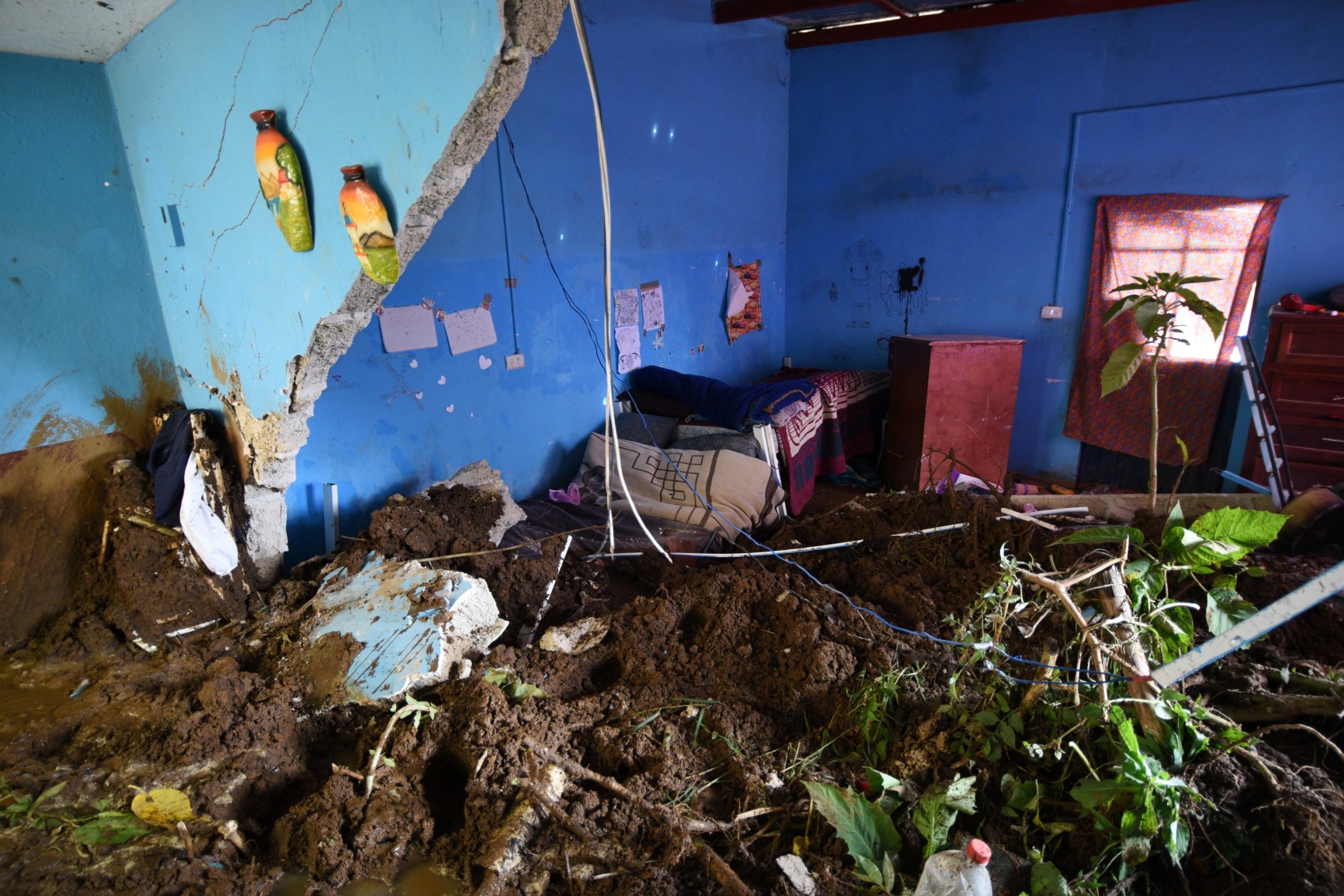 La casa se partió, los cimientos están volando, teme familia en la Plan de Ayala