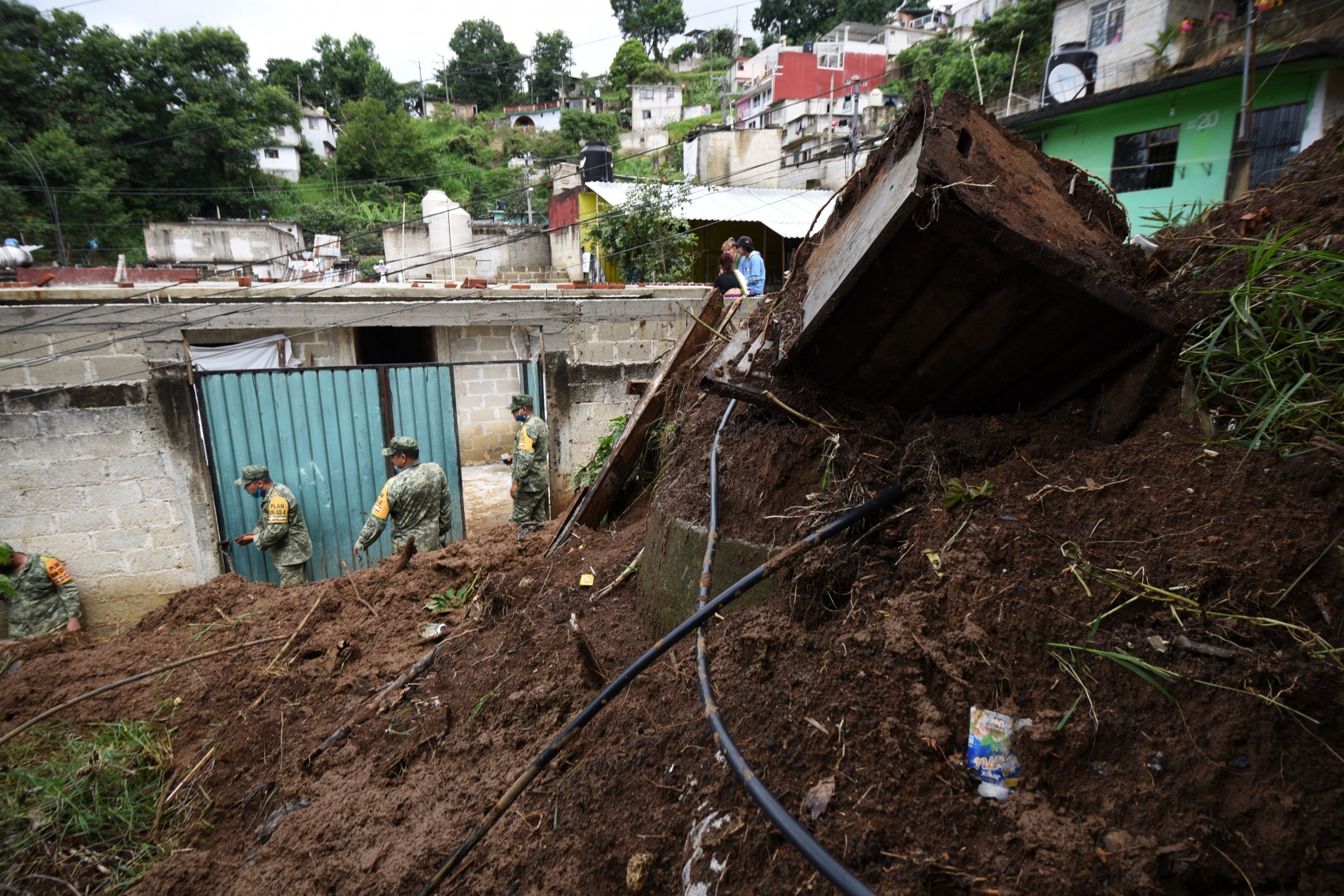 Saltamos a los techos de las casas vecinas para salvar la vida: Familia damnificada