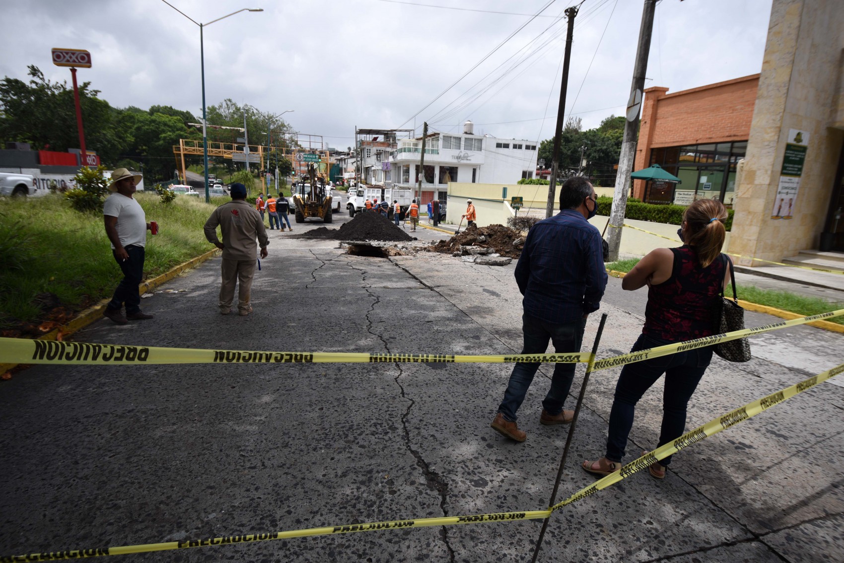 Socavón en Maestros Veracruzanos por lluvias