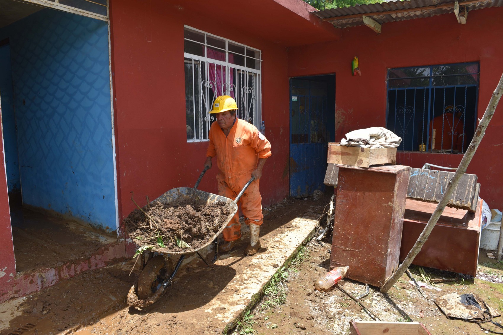 Realizan trabajos de rastreo  y limpieza en calles y viviendas