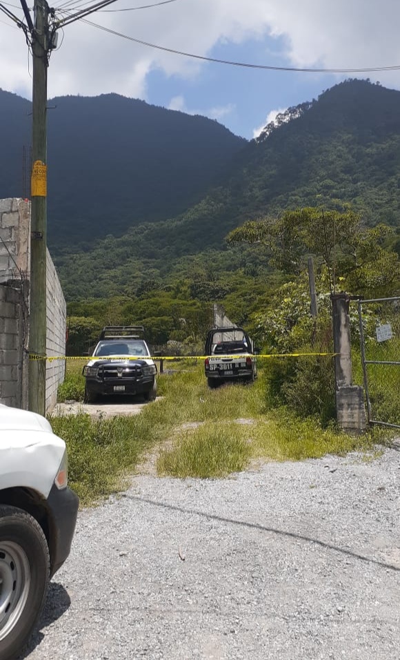Hallan cadaver semi enterrado en Huiloapan