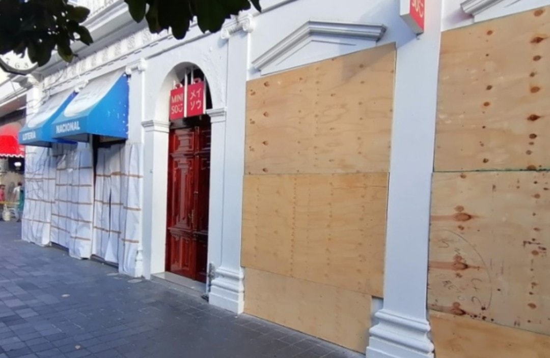 Comerciantes resguardan negocios y granaderos Palacio, ante amenaza de marcha violenta