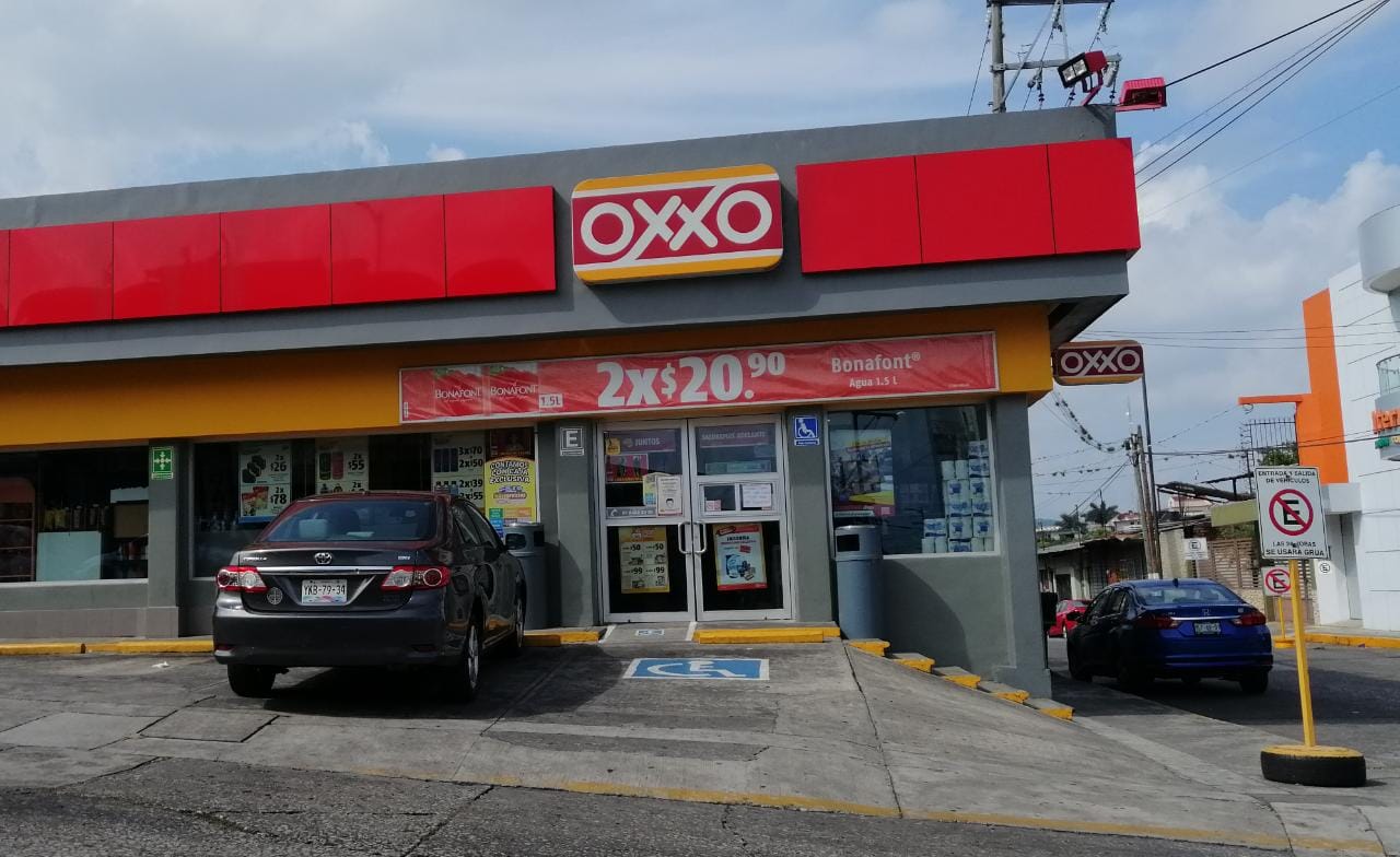 En solitario sujeto asalta OXXO en Córdoba