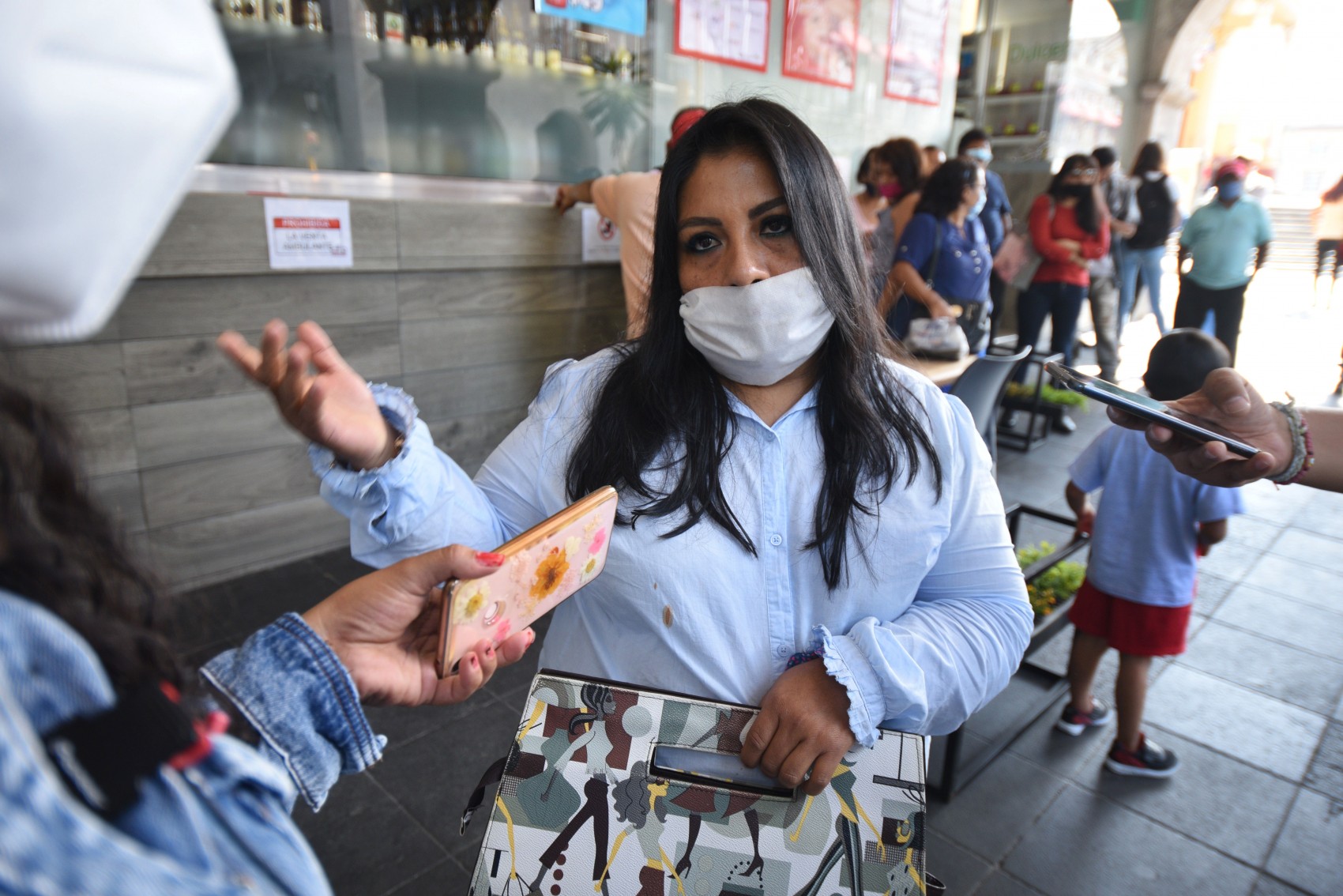 Machete en mano, líder de Morena  invade predios en la colonia Marangolas de Xalapa